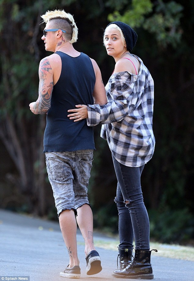 Con gái 18 tuổi của Michael Jackson lại hút thuốc - 3 
Paris Jackson là con gái duy nhất của ngôi sao nhạc Pop.