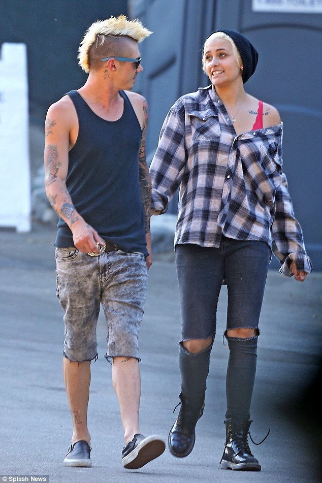 Con gái 18 tuổi của Michael Jackson lại hút thuốc - 1 
Paris Jackson và bạn trai 26 tuổi bắt đầu hò hẹn từ tháng 3/2016.