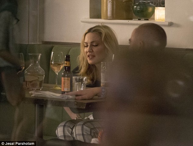 Madonna hạnh phúc khi được đoàn tụ với con trai - 9
Hai mẹ con trò chuyện vui vẻ, thoải mái trong ngày đầu đoàn tụ kể từ khi xa cách.