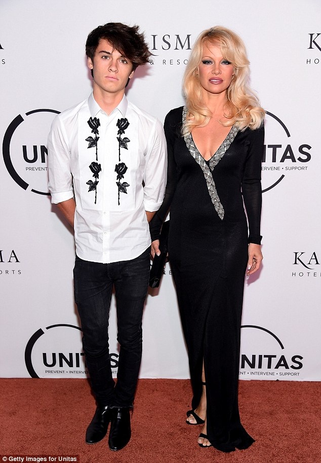 49 tuổi, “quả bom sex” Pamela Anderson vẫn “cởi đồ” trên màn ảnh - 5
Ngôi sao tóc vàng cùng con trai thứ hai, Dylan (18 tuổi), tham gia một sự kiện gây quỹ từ thiện tại New York, tối 14/19.