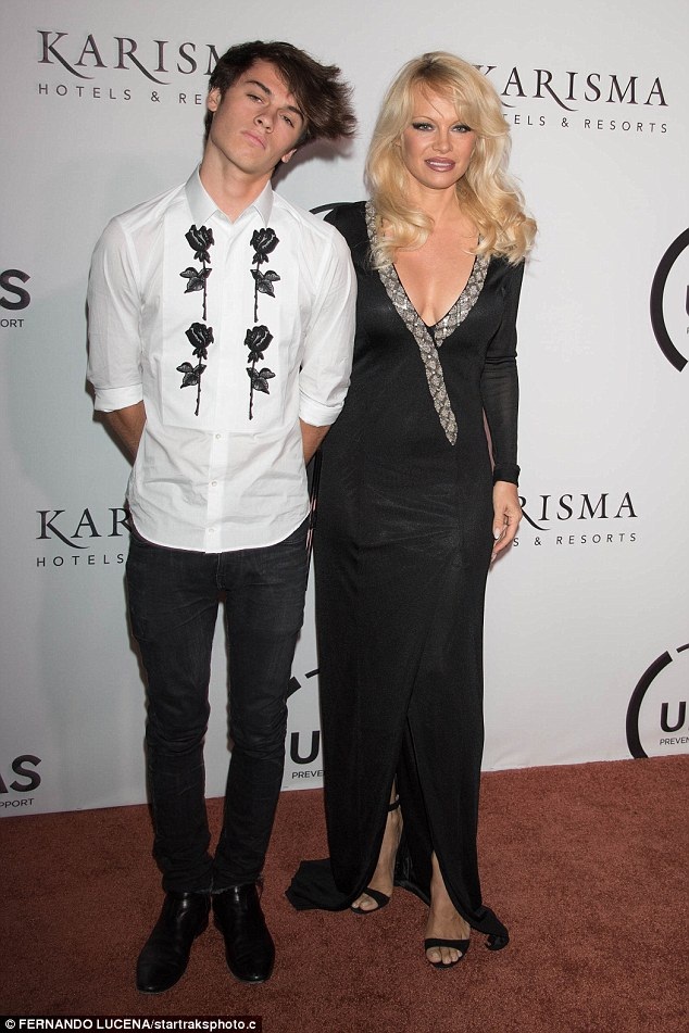 49 tuổi, “quả bom sex” Pamela Anderson vẫn “cởi đồ” trên màn ảnh - 4 49 tuổi, “quả bom sex” Pamela Anderson vẫn “cởi đồ” trên màn ảnh - 4