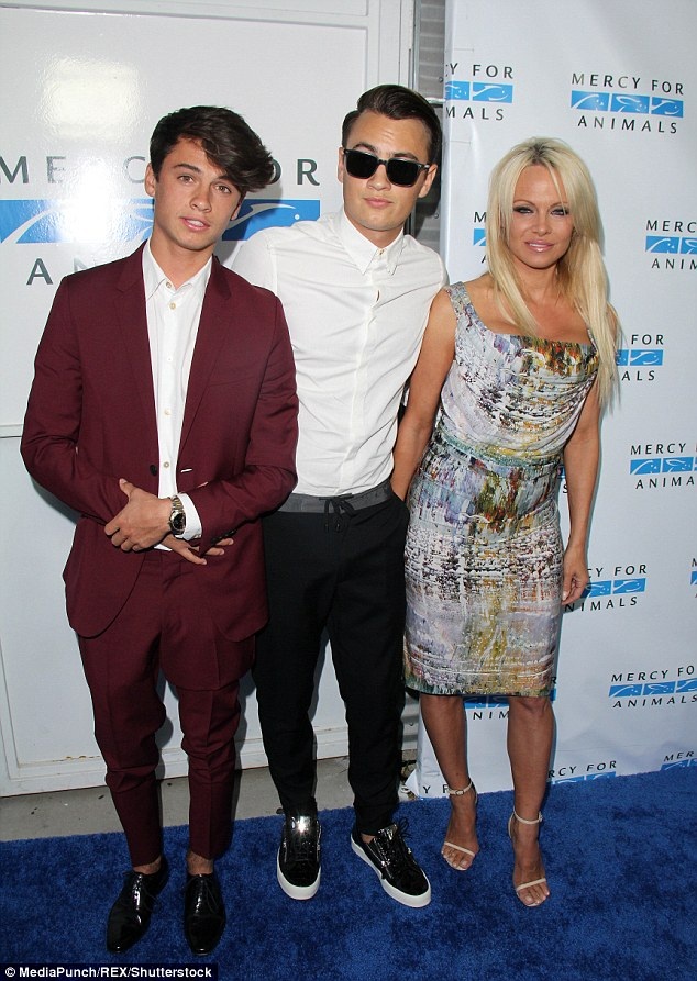 49 tuổi, “quả bom sex” Pamela Anderson vẫn “cởi đồ” trên màn ảnh - 3
Quả bom sex tự hào vì luôn được hai con trai thấu hiểu và ủng hộ trong sự nghiệp.