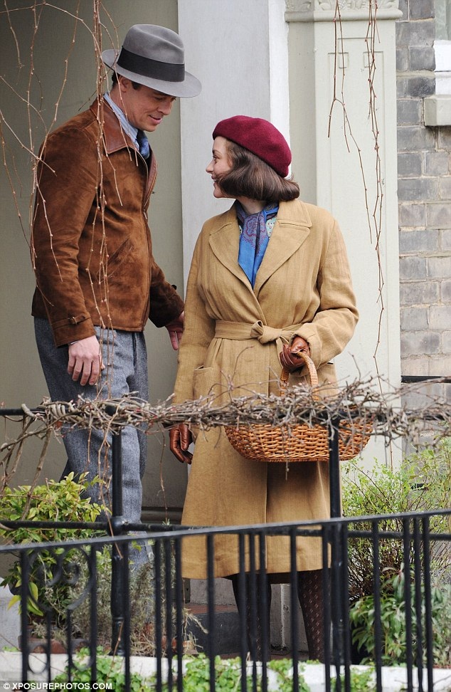 George Clooney sốc khi hay tin Angelina Jolie và Brad Pitt ly dị - 4 
Brad Pitt và nữ diễn viên người Pháp - Marion Cotillard, bạn diễn của anh trrong bộ phim mới.