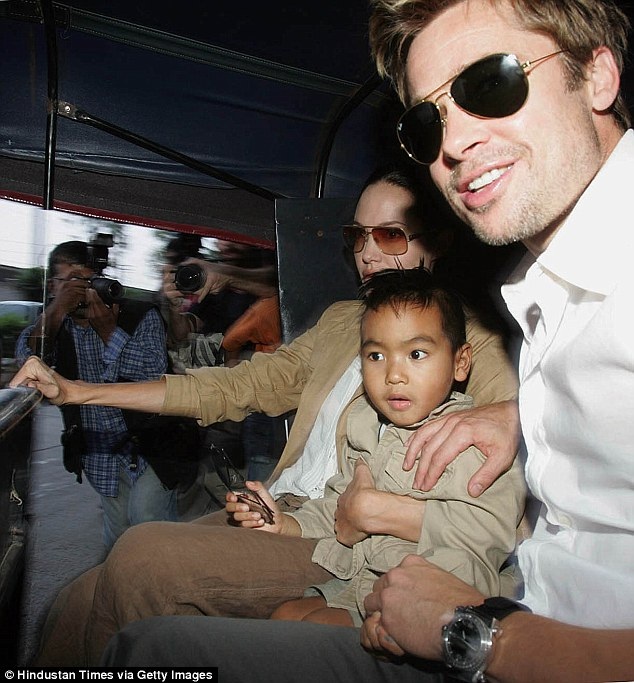Chi tiết về việc Brad Pitt bị tố bạo hành các con - 16
Cặp đôi cùng nhau nuôi dạy Maddox khi cậu bé còn nhỏ xíu.