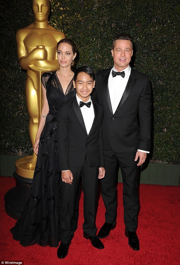 Chi tiết về việc Brad Pitt bị tố bạo hành các con - 15
Brad Pitt cùng Angelina Jolie và Maddox tham dự một sự kiện vào năm 2013.