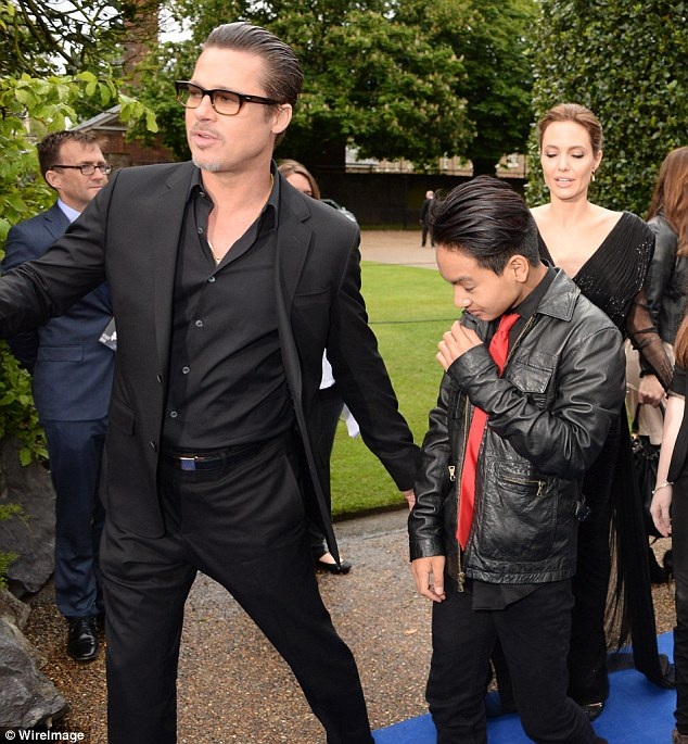 Chi tiết về việc Brad Pitt bị tố bạo hành các con - 1
Angelina Jolie đệ đơn ly dị Brad Pitt 5 ngày sau khi anh cãi nhau với con trai nuôi Maddox.
