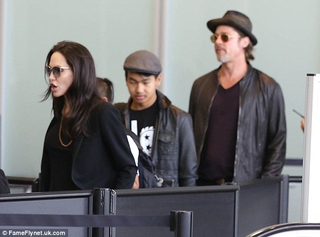 Chi tiết về việc Brad Pitt bị tố bạo hành các con - 7
Angelina Jolie mong muốn được nuôi cả 6 đứa con sau khi ly dị Brad Pitt.