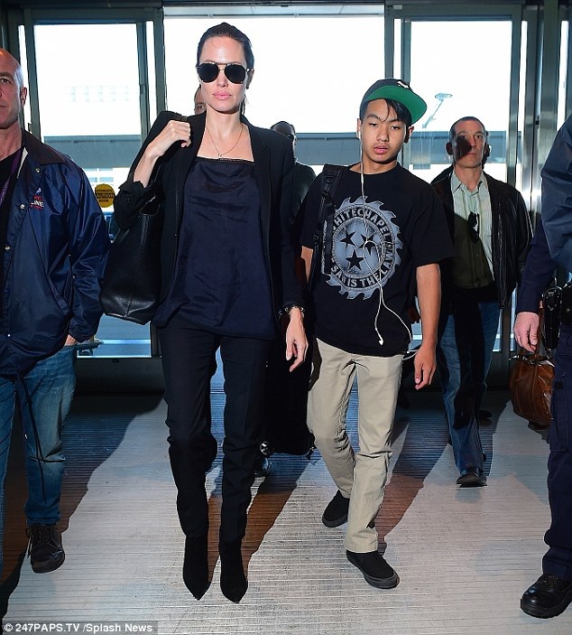 Chi tiết về việc Brad Pitt bị tố bạo hành các con - 6
Maddox là con trai đầu tiên của Angelina Jolie, cậu bé được nữ diễn viên người Mỹ nhận nuôi vào năm 2005, trước khi cô hò hẹn với Brad Pitt.
