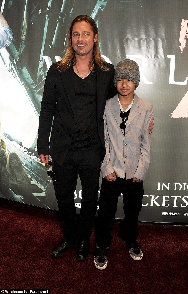 Chi tiết về việc Brad Pitt bị tố bạo hành các con - 14
Brad Pitt và Maddox tại buổi ra mắt bộ phim World War Z năm 2013.