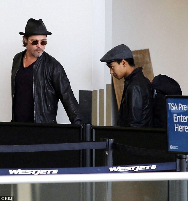 Chi tiết về việc Brad Pitt bị tố bạo hành các con - 5
Brad Pitt và Maddox tại sân bay ở Los Angeles, Mỹ, tháng 6/2015.