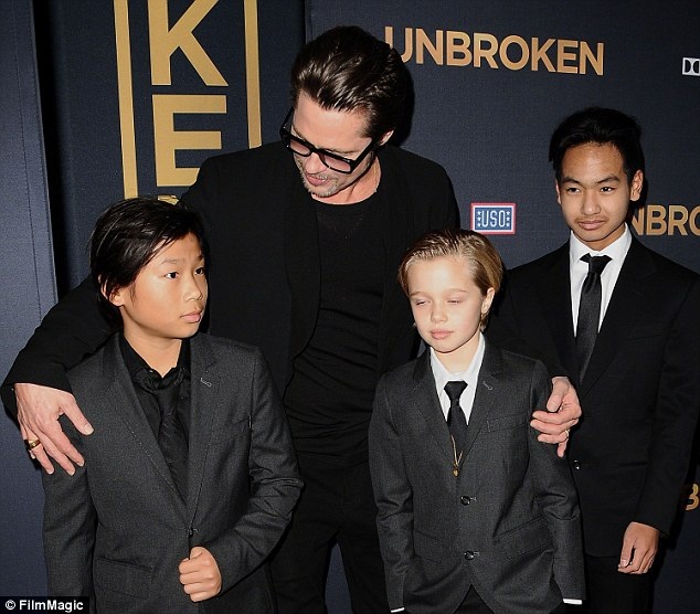 Chi tiết về việc Brad Pitt bị tố bạo hành các con - 13
Brad Pitt cùng con nuôi Pax Thiên, con đẻ Shiloh và con nuôi Maddox tham dự một sự kiện vào năm 2015.