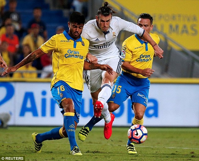 Las Palmas 2-2 Real Madrid: C.Ronaldo gây thất vọng - 2
Real Madrid gặp nhiều khó khăn trước lối đá khó chịu của Las Palmas