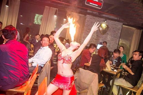 Cô gái 9x có biệt tài vừa múa, vừa "phun lửa" - 4
Để có thể biểu diễn được tiết mục ấn tượng và độc đáo này, Thanh Xuân đã phải trải qua 4 tháng khổ luyện