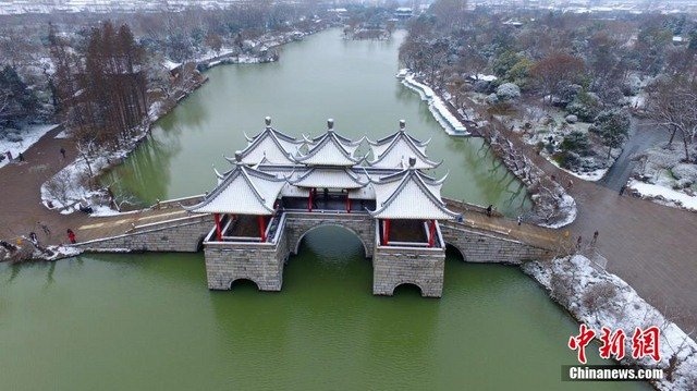 Nước sôi hắt ra hóa băng trong cái rét cực độ ở Trung Quốc - 4 Nước sôi hắt ra hóa băng trong cái rét cực độ ở Trung Quốc - 4