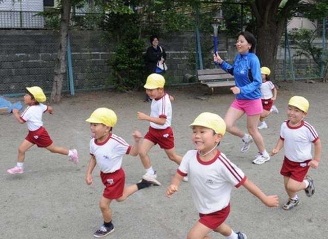 Vì sao Nhật Bản không cho trẻ nghỉ học khi rét 2 độ C? - 4 Các bài tập chạy bộ, đi bộ thường được trường học tổ chức cho các em tham gia.