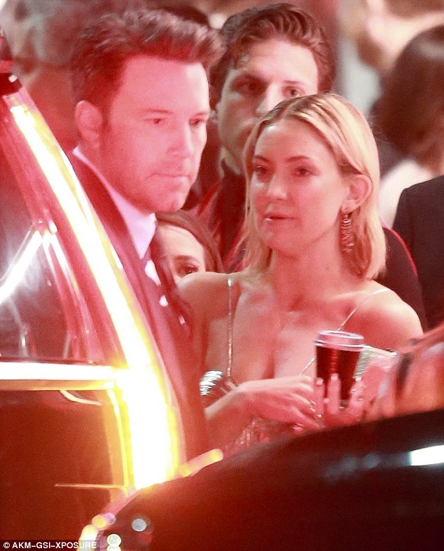 Ben Afleck lạnh lùng khi gặp lại vợ cũ Jennifer Garner tại tiệc Oscar - 4
Nữ diễn viên Kate Hudson cũng gặp gỡ và hỏi thăm Ben Afleck trong bữa tiệc. Hai người từng đóng cặp trong bộ phim 200 Cigarettes.