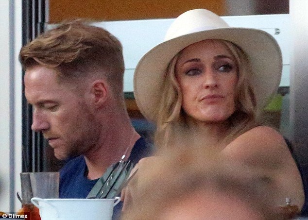 
Trong khi hai vợ chồng Ronan và Storm tranh luận, thì nam ca sĩ 38 tuổi nhận được điện thoại. Điều này khiến cuộc tranh luận tạm ngưng.
