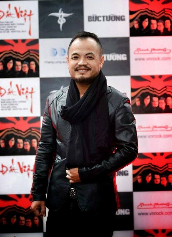 Vĩnh biệt Trần Lập - người “anh cả” của rock Việt! - 10
Đất Việt là album gần đây nhất của nhóm nhạc Bức Tường, được phát hành vào năm 2014. Không chỉ dừng lại những ca khúc rock ballad ngọt ngào, lãng mạn, Trần Lập và những người anh em của mình trong ban nhạc Bức Tường còn nổi tiếng khi đem âm nhạc dân gian Việt Nam vào nhạc rock. Tiêu biểu như ca khúc Bài ca sông Hồng của nhóm sử dụng âm thanh của cây đàn tính và được phối theo âm hưởng dân gian vùng đồng bằng Bắc Bộ, Ra khơi lại là bản cover bài dân ca Nam Bộ Lý kéo chài. Một số bài hát khác được viết theo hướng sử thi dựa trên cốt truyện dân gian như Người đàn bà hóa đá (dựa trên Sự tích nàng Tô Thị), Chuyện tình của Thủy Thần (truyện Sơn Tinh Thủy Tinh), Dấu vết nghiệt ngã (viết về chuyện An Dương Vương xây thành Cổ Loa).