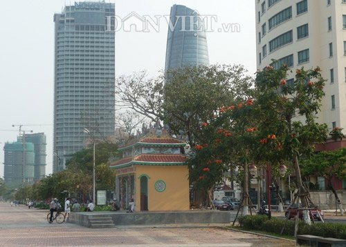 "Giải mã" ngôi miếu bí ẩn bên con đường đắt giá nhất Đà Nẵng - 4 Ngôi miếu nằm tĩnh lặng giữa các tòa nhà chọc trời.