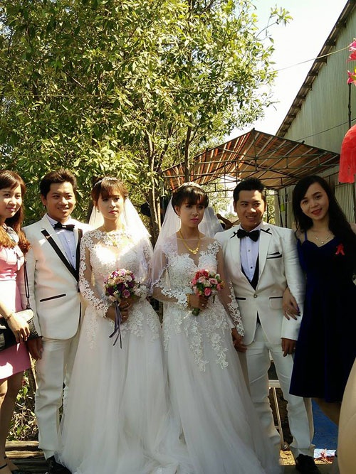 Chị Cẩm Tiên- chị họ của hai chú rể (váy xanh) chia sẻ về lễ cưới độc, lạ này