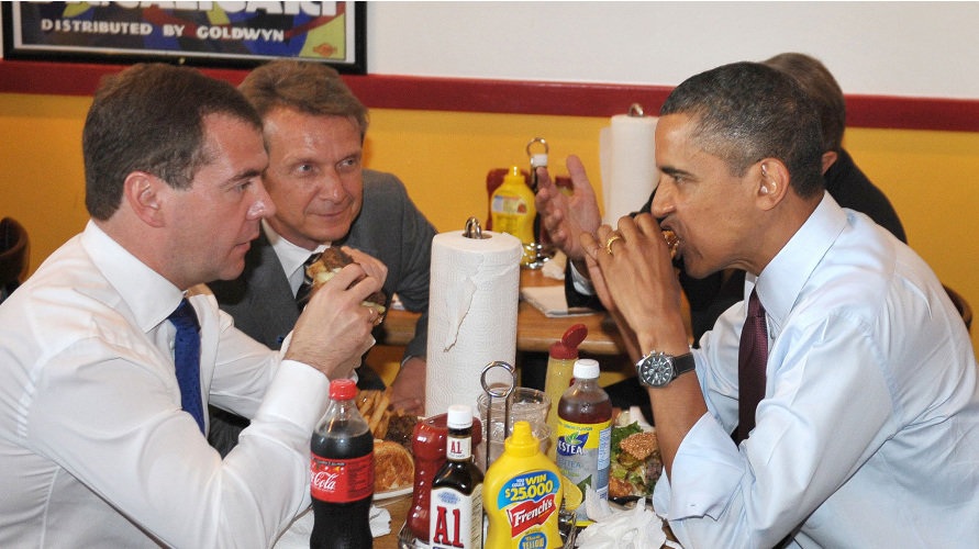 Những nguyên thủ thế giới dùng bữa tại quán bình dân - 4 Ông Obama (phải) và ông Medvedev (trái) ăn burger tại một quán ăn ven đường.