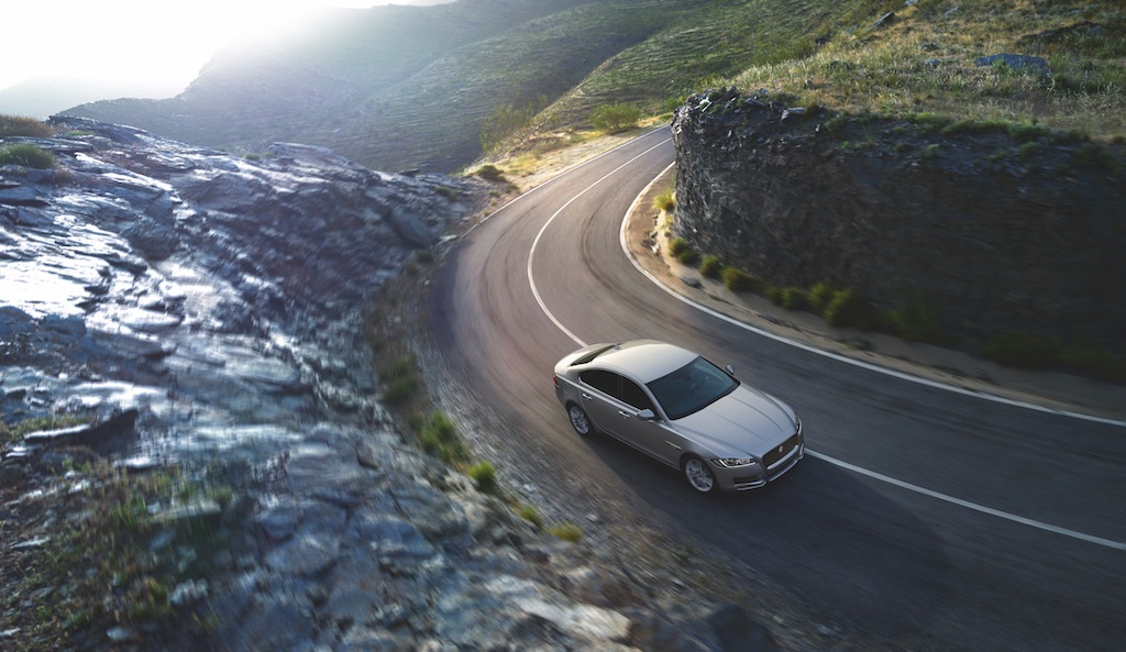 Jaguar XF phiên bản mới chào thị trường Việt Nam - 1 Kích thước vẫn giữ nguyên vẻ đồ sộ và mạnh mẽ của thương hiệu Jaguar nhưng XF phiên bản mới nhất có nhiều khác biệt so với phiên bản gốc ra đời năm 2007. Được thiết kế lại, phần mũi xe thêm vuông vắn, kính hai bên dựng đứng cùng phần đuôi xe dài hơn.