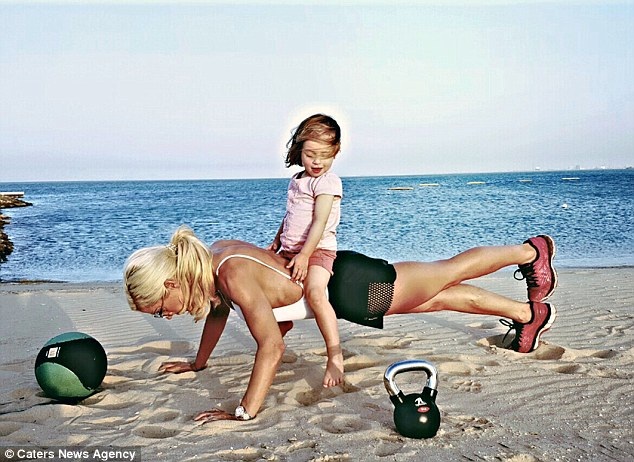 
Một trong 5 nhóc tì hỗ trợ mẹ trong động tác hít đất.
