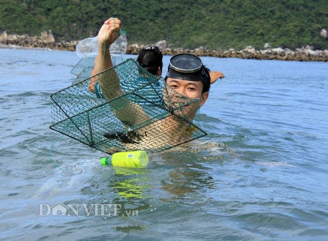 Sắm lồng ra biển bắt ghẹ - 4 Vị trí thả rất gần bờ, với mực nước sâu thường ngang ngực người lớn