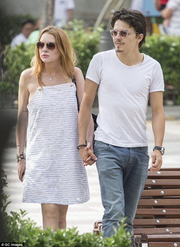 
Lindsay và Egor quen nhau tại một bữa tiệc vào năm ngoái. Ngay sau đó, hai người lao vào nhau và đã chuyển về sống chung dưới một mái nhà tại London, Anh vào đầu năm nay. Tháng 4 vừa rồi, có thông tin cho hay Lindsay đã nhận lời cầu hôn của Egor.
