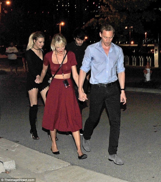 Taylor Swift dịu dàng nắm tay bạn trai mới - 2