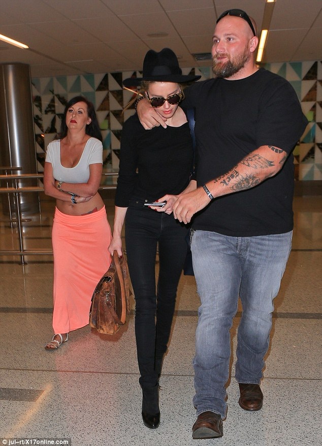 Amber Heard gầy rộc vì vụ ly dị với "cướp biển" Johnny Depp - 4
Sau một tháng theo đuổi vụ ly dị Johnny Depp và chịu áp lực từ dư luận, Amber Heard trông gầy gò đáng kể.