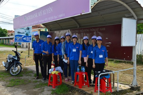 Tình nguyện viên đón thí sinh tại các điểm dừng xe buýt.