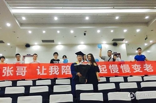 Nữ sinh táo bạo cầu hôn bạn trai trước toàn trường - 4 Nữ sinh táo bạo cầu hôn bạn trai trước toàn trường - 4