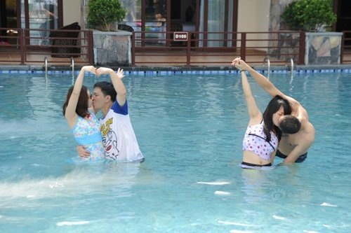 Thi hôn nhau dưới nước với nhiều tư thế "khó đỡ" - 4 Thi hôn nhau dưới nước với nhiều tư thế "khó đỡ" - 4