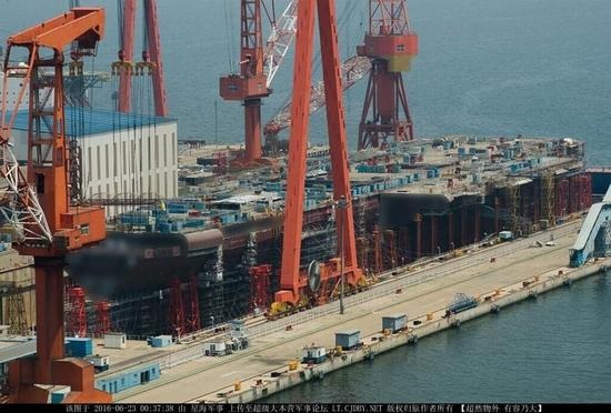 
Con tàu đang trong quá trình được đóng. Đây là tàu sân bay đầu tiên do Trung Quốc chế tạo.
