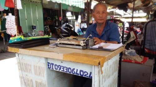 Người làm “nghề cổ” - 4
Ông Việt ngồi chờ khách.
