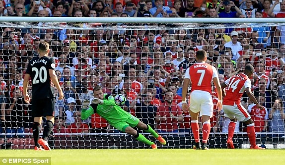 Arsenal 3-4 Liverpool: Quá đắng cho "Pháo thủ" - 4
Pha đá phạt đền hỏng ăn của Walcott