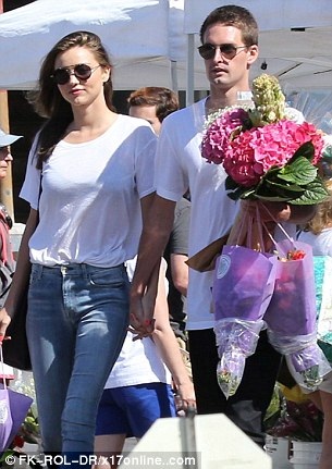 7 chi tiết thú vị trong cuộc đời tỷ phú trẻ nhất thế giới - 3
Evan Spiegel và người tình Mirandar Kerr