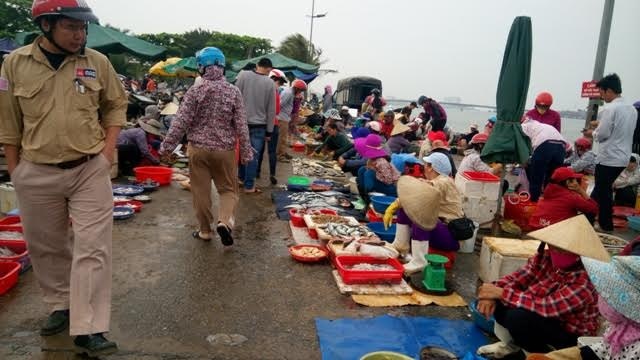 Chợ cá người bán nhiều hơn người mua