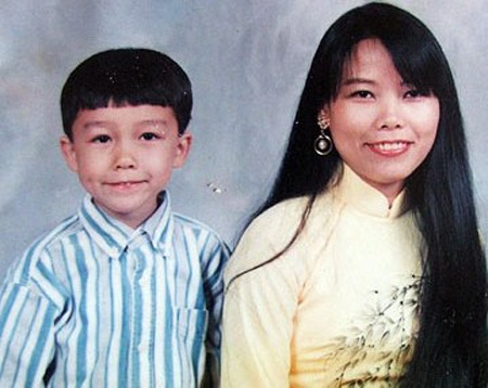 
Nguyễn Bé Lory cùng với mẹ khi vừa sang Mỹ năm 1998.
