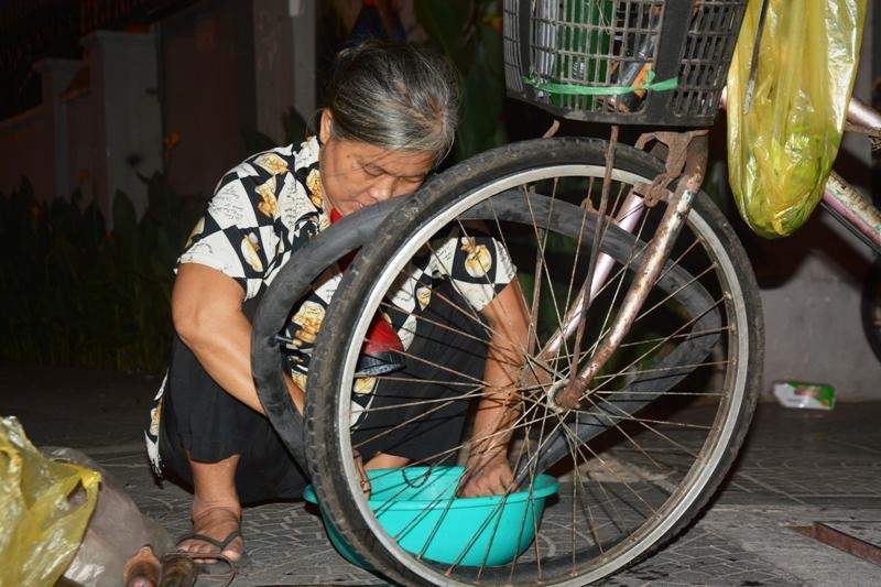 Nghề vá xe ban đêm rất vất vả nhưng tiền công chẳng được bao nhiêu. Bơm xe máy bà lấy 3 nghìn, xe đạp 2 nghìn đồng, vá xe đạp 10 nghìn còn xe máy 15 – 20 nghìn. Ngày đắt thì kiếm được hơn trăm nghìn, ngày không có khách lại chẳng được đồng nào