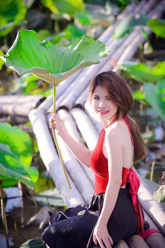 Áo dài, áo yếm đọ dáng cùng sen dưới nắng nóng - 4 Áo dài, áo yếm đọ dáng cùng sen dưới nắng nóng - 4
