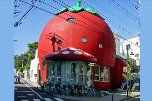 Sanrio Strawberry House được xây dựng vào năm 1984 (Denenchofu, Tokyo, Nhật Bản) là một trong những trung tâm mua sắm đầu tiên của Tokyo dành cho trẻ em, nơi đây các mô hình đồ chơi đều mô phỏng theo hình quả dâu.