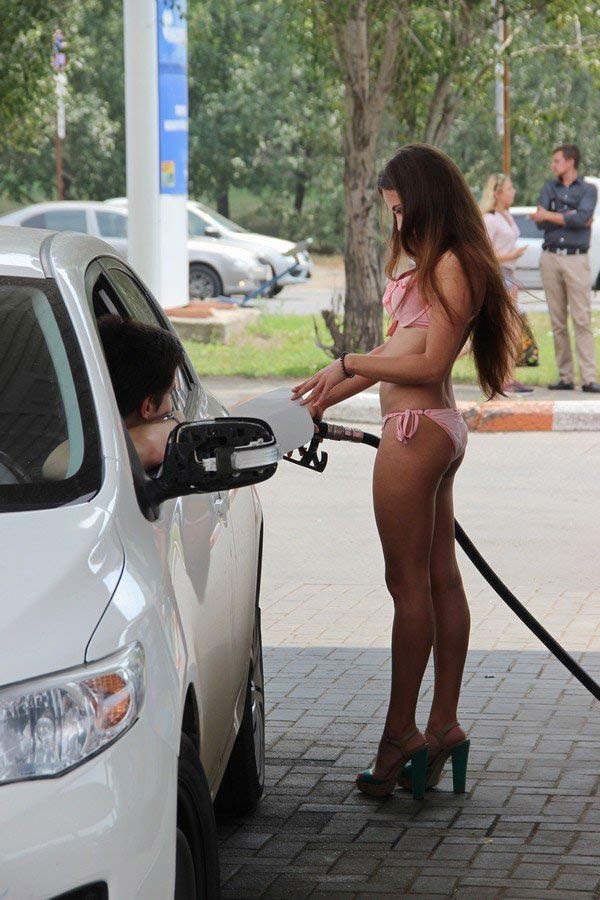 Đua nhau mặc bikini để nhận xăng miễn phí - 4 Đua nhau mặc bikini để nhận xăng miễn phí - 4