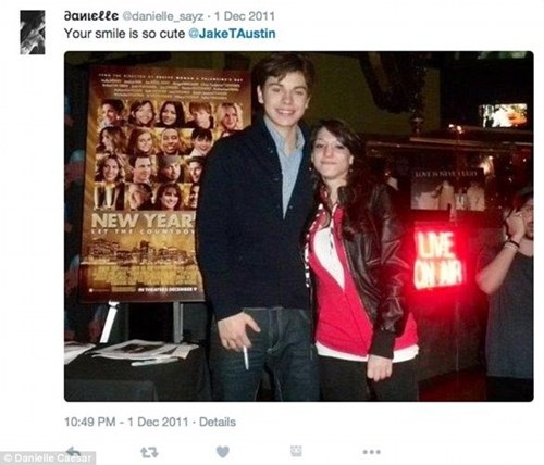 Trở thành người yêu thần tượng nhờ... Twitter - 4
Jake gặp người yêu tương lai của mình trong một buổi kí tặng fan năm 2009.