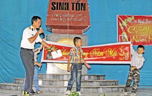 “Ươm mầm” trên đảo Sinh Tồn - 4 Nhiều tiết mục văn nghệ trên đảo, luôn có cả “thầy” và trò cùng tham gia.