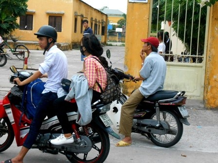 Bạn bè đèo nhau về quê