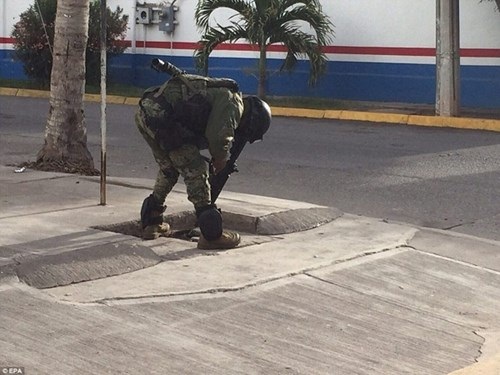 Hình ảnh thất thần của "bố già" El Chapo sau 6 tháng vượt ngục - 4 Hình ảnh thất thần của "bố già" El Chapo sau 6 tháng vượt ngục - 4