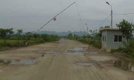 Ninh Bình: Đeo khẩu trang xem … tivi - 4 Để đi vào lò đốt phải qua nhiều bốt gác. Dân bản địa cũng không được lên lò đốt. Ảnh: X.H