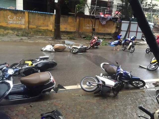 Cách điều khiển xe máy an toàn khi đi trong gió bão - 4 Ảnh minh họa.